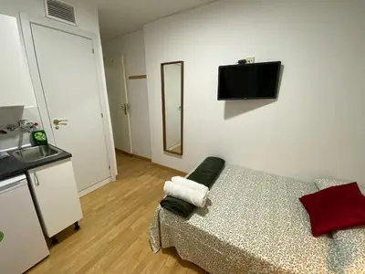 Una televisión o centro de entretenimiento en TravelStep Malasaña