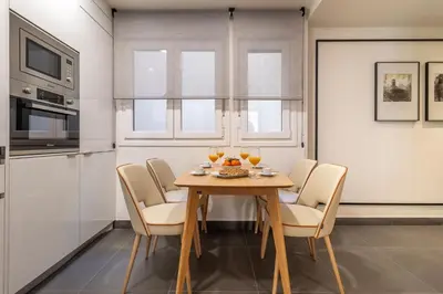 Una cocina o zona de cocina en Vibrant 2-Bed Apartment for 3 in La Latina
