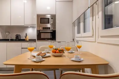 Una cocina o zona de cocina en Vibrant 2BR Apartment in La Latina
