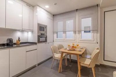 Una cocina o zona de cocina en Vibrant 2BR Apartment in La Latina