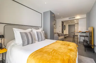 Cama o camas de una habitación en Modern 2-Person Studio in Madrid Center