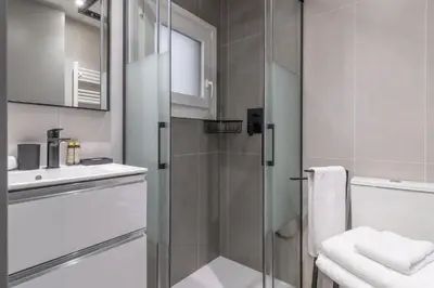Un baño de Fresh 2-Bed Apartment for 3 in La Latina