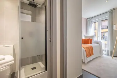 Cama o camas de una habitación en Colorful 2-Bed Apartment for 3 in La Latina