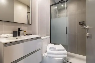 Un baño de Colorful 2-Bed Apartment for 3 in La Latina
