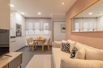 Una cocina o zona de cocina en Colorful 2-Bed Apartment for 3 in La Latina
