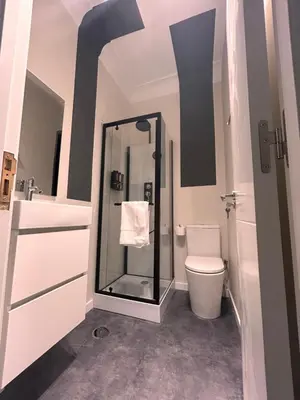 Un baño de Habitación Oasis D centro de Madrid