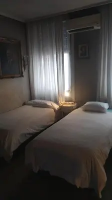 Cama o camas de una habitación en habitación pequeñita con baño compartido