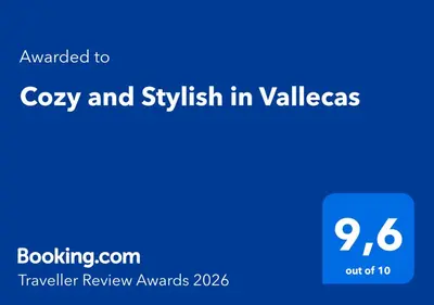 Certificado, premio, señal o documento que está expuesto en Cozy and Stylish in Vallecas