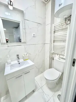 Un baño de Metro Avenida de America 04 AMCH Hospedaje