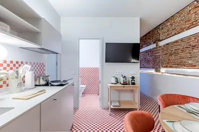 Una cocina o zona de cocina en Cozy apartment—Color and comfort in Malasaña