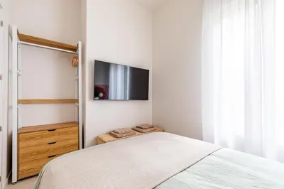 Cama o camas de una habitación en Cozy apartment—Color and comfort in Malasaña