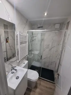 Un baño de Habitación privada con baño compartido en Madrid
