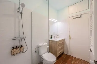 Un baño de Agora Boutique Coliving Madrid