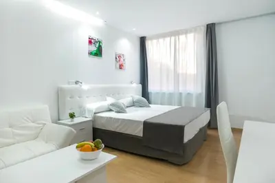 Cama o camas de una habitación en Boutique Urban Madrid Serrano