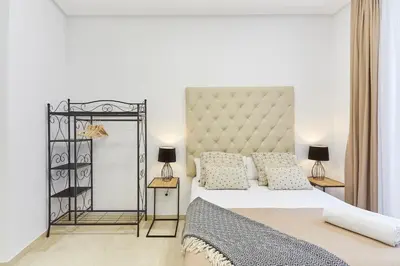 Cama o camas de una habitación en LEEWAYS APARTMENT XII in GRAN VÍA