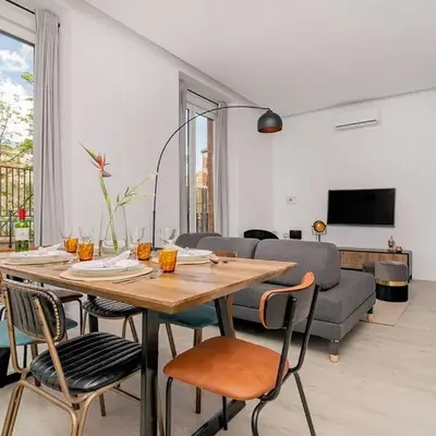 Apartment with Balconies in La Latina by Batuecas