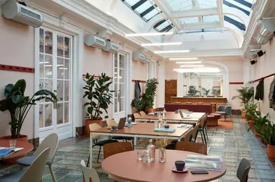 Un restaurante o sitio para comer en The Social Hub Madrid 4 star
