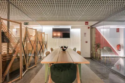 Una televisión o centro de entretenimiento en AmazINN Madrid Chamberi