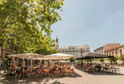 Un restaurante o sitio para comer en Calle Huertas Acogedor by RegalateMadrid